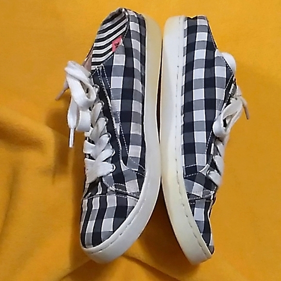 Women's Betsey Johnson floral checkered blue & white shoes size 7 - Picture 4 of 9